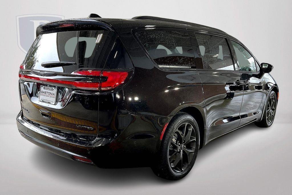 new 2024 Chrysler Pacifica car, priced at $45,915