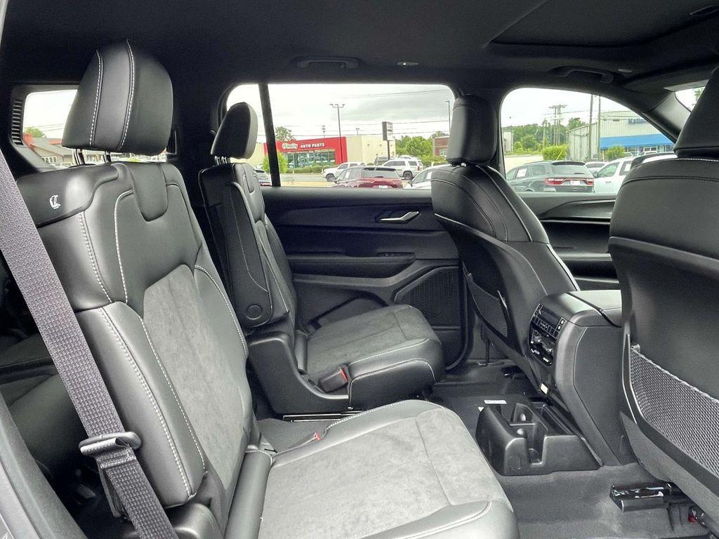new 2025 Jeep Grand Cherokee car, priced at $41,090