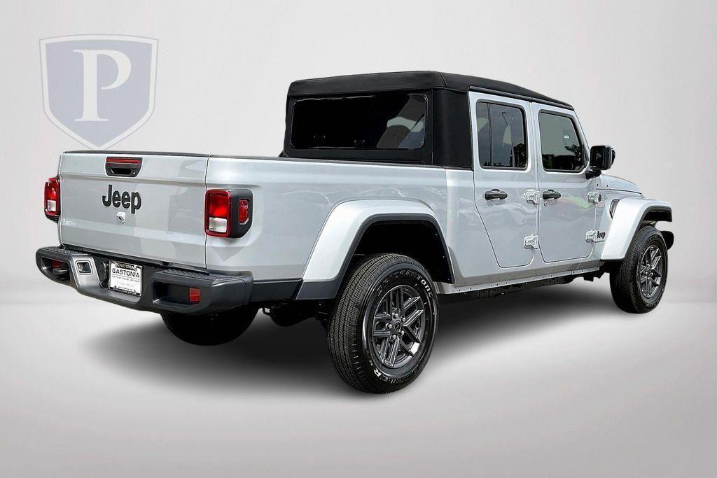 new 2024 Jeep Gladiator car, priced at $38,900