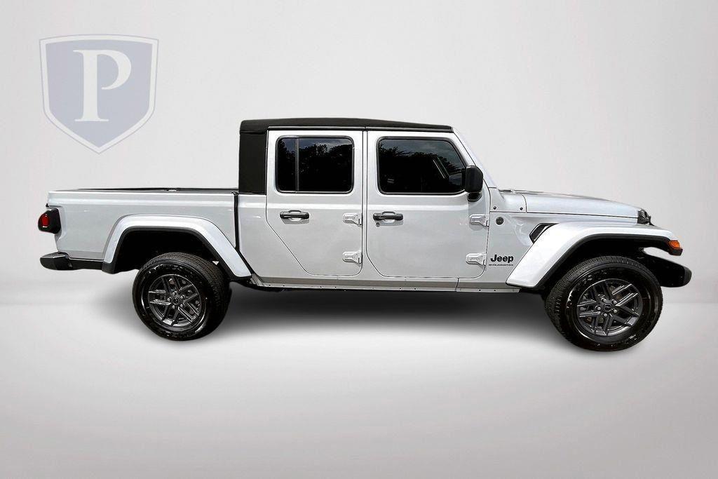 new 2024 Jeep Gladiator car, priced at $38,900