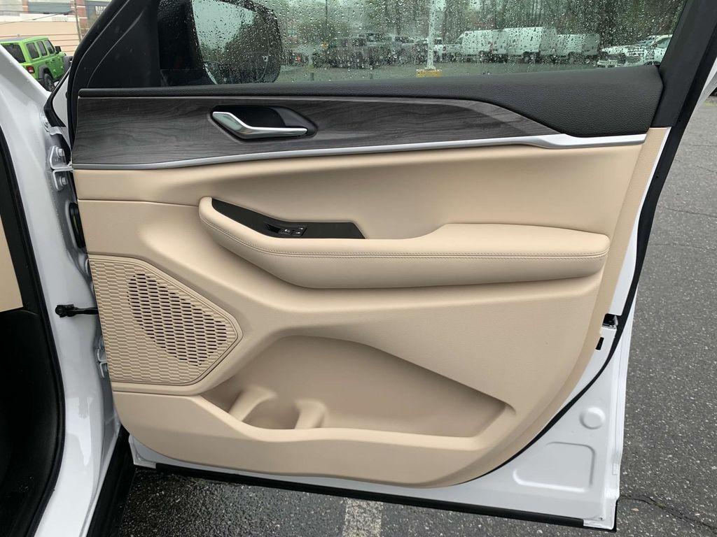 new 2025 Jeep Grand Cherokee car, priced at $39,650
