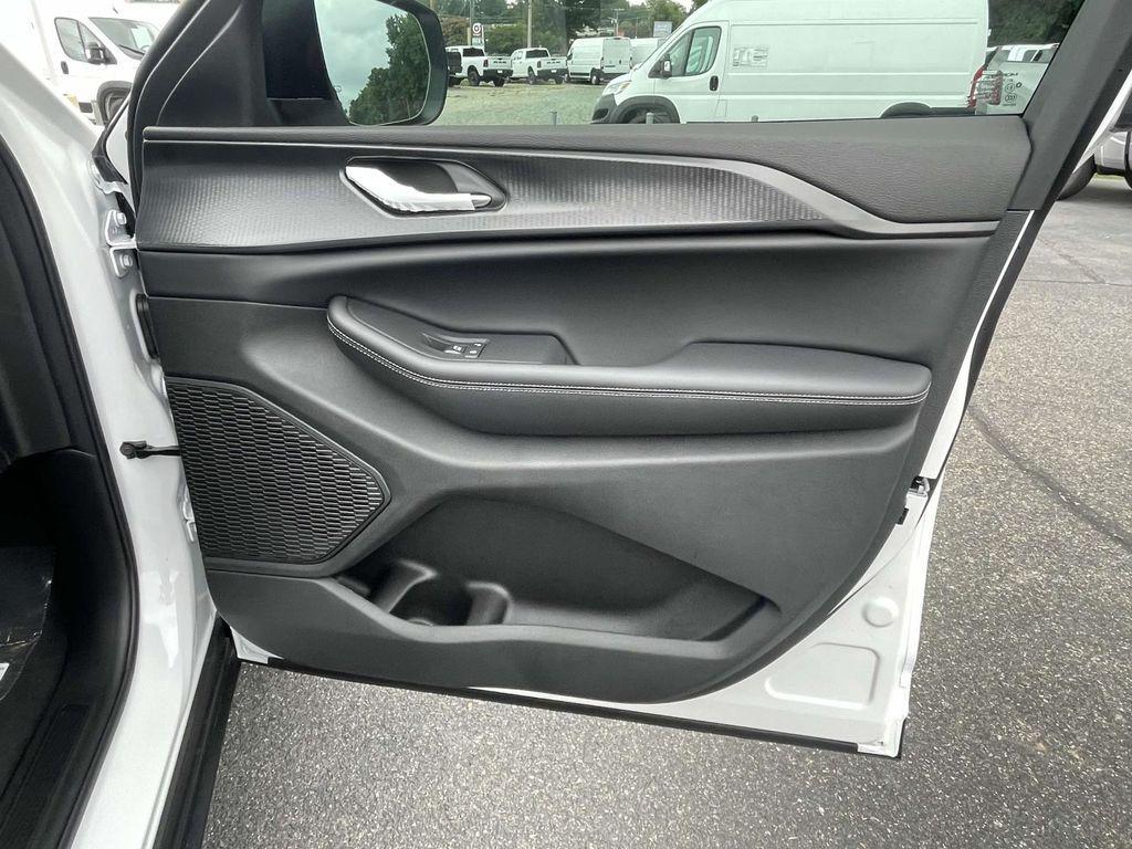 new 2025 Jeep Grand Cherokee car, priced at $32,030