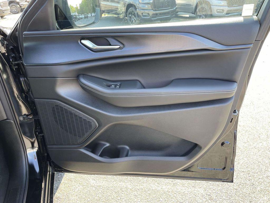 new 2025 Jeep Grand Cherokee car, priced at $41,125