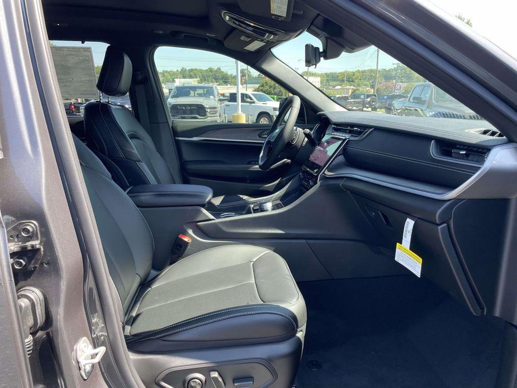 new 2025 Jeep Grand Cherokee L car