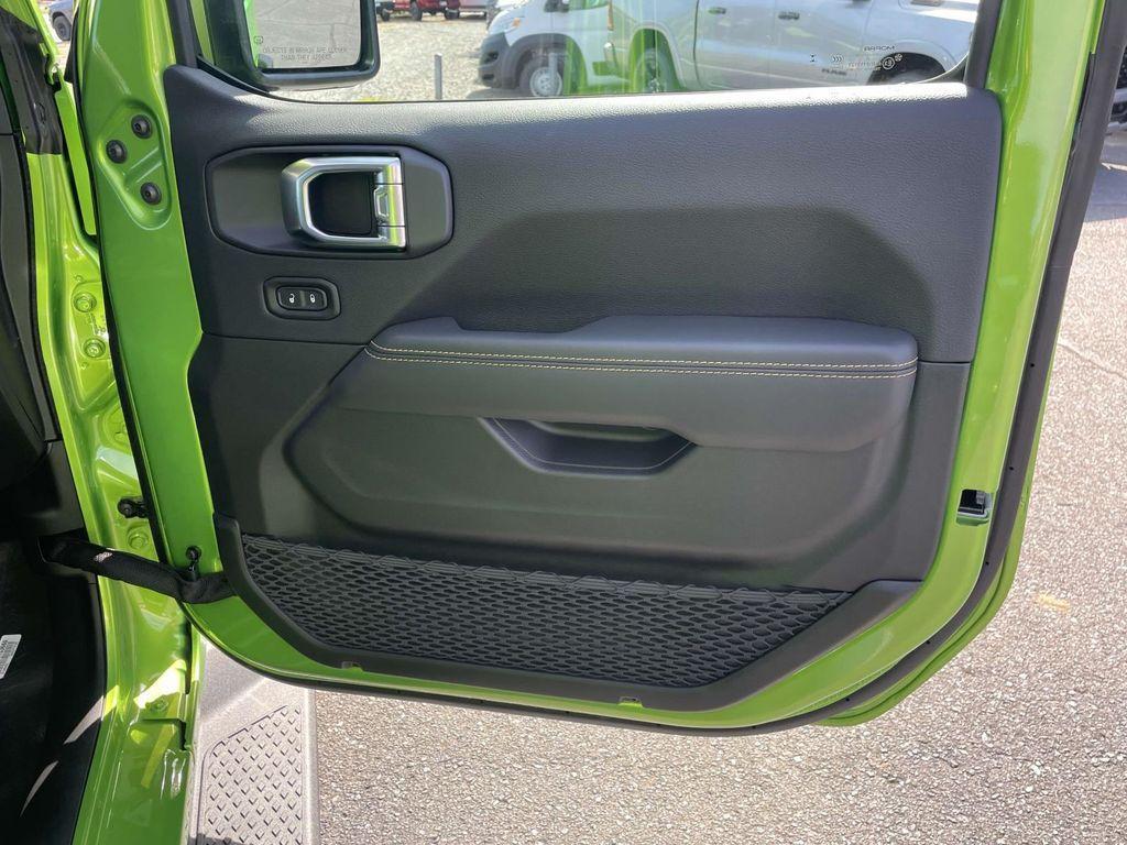 new 2025 Jeep Gladiator car, priced at $41,605