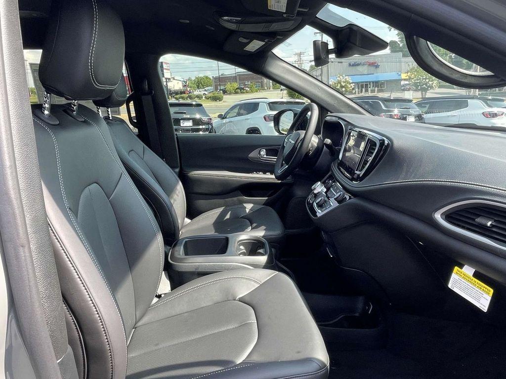 new 2025 Chrysler Pacifica car, priced at $42,247