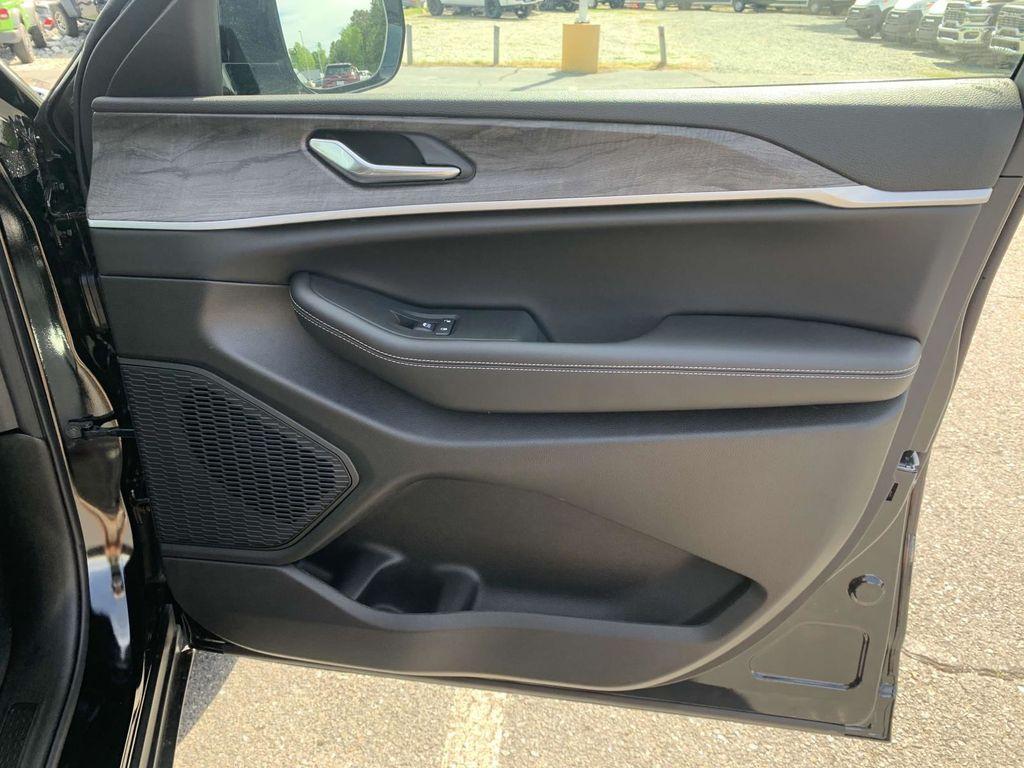 new 2025 Jeep Grand Cherokee car, priced at $39,381