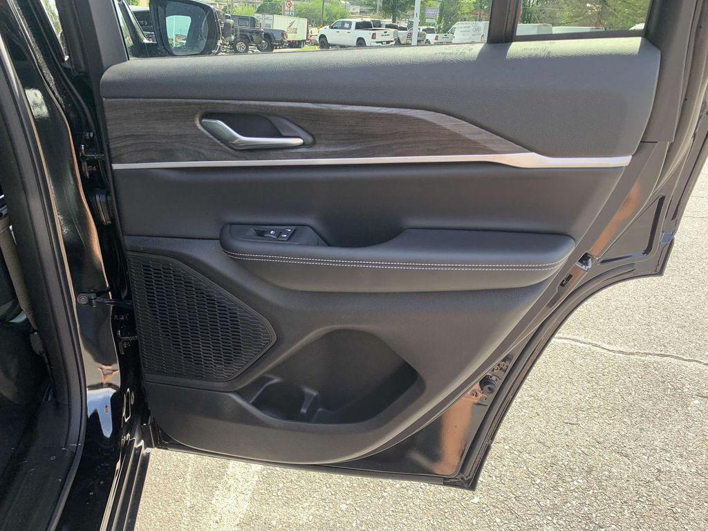 new 2025 Jeep Grand Cherokee car, priced at $39,381