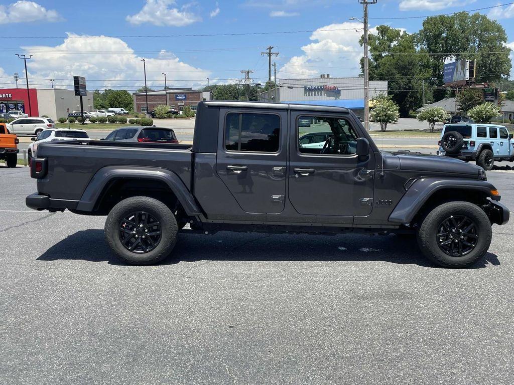 used 2022 Jeep Gladiator car, priced at $33,164