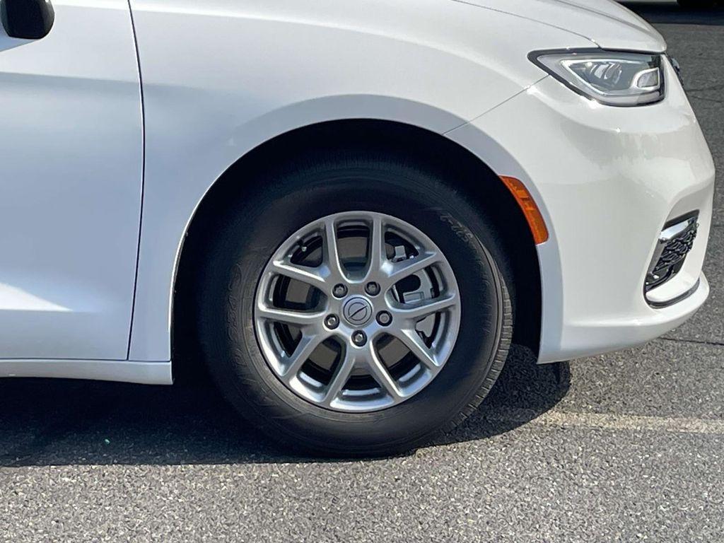 new 2025 Chrysler Pacifica car, priced at $41,752