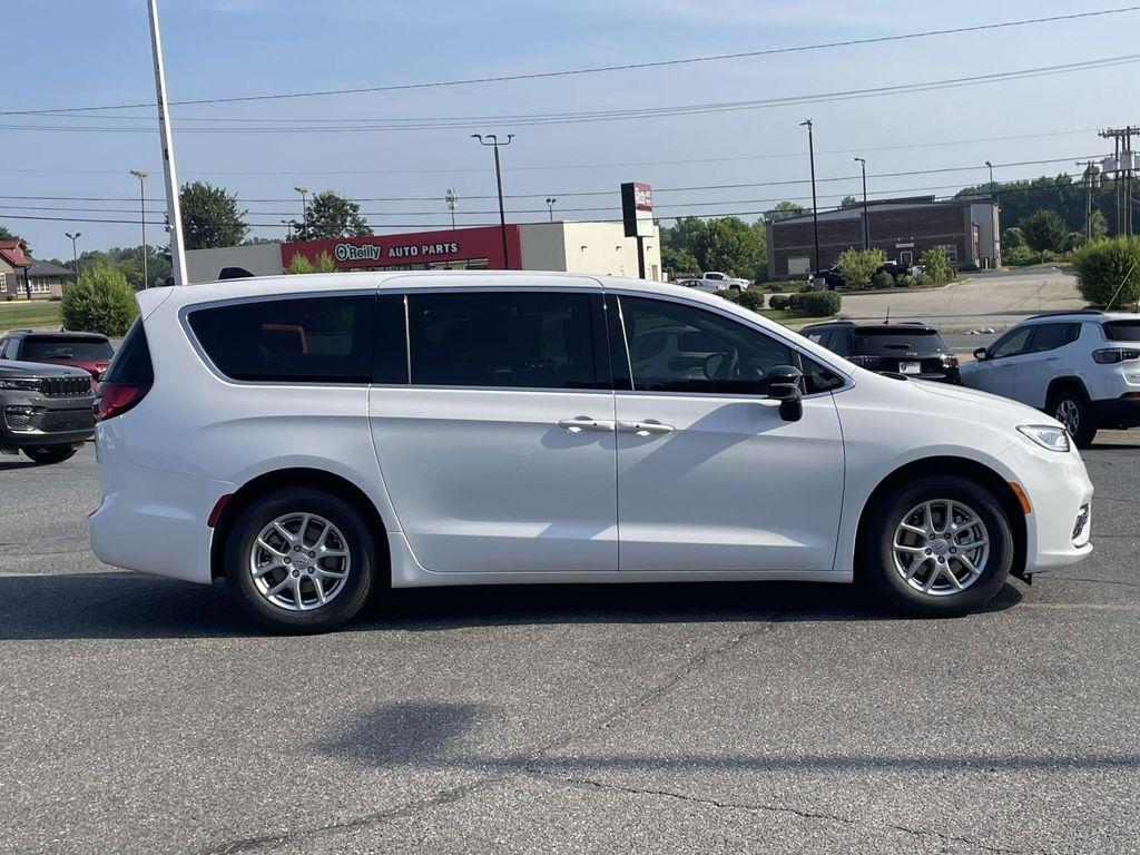 new 2025 Chrysler Pacifica car, priced at $41,752