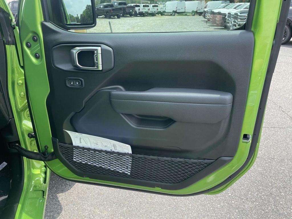 new 2025 Jeep Wrangler car, priced at $46,186