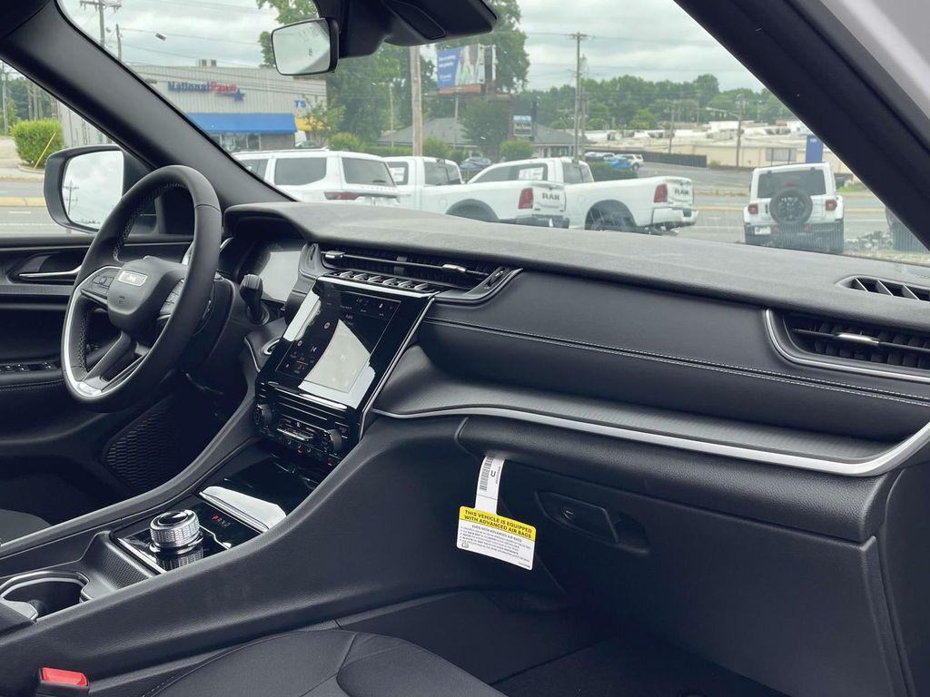 new 2025 Jeep Grand Cherokee car, priced at $33,995