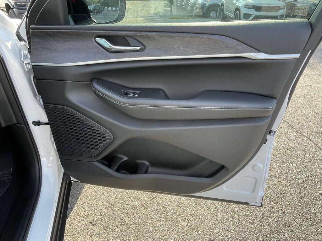 new 2025 Jeep Grand Cherokee car, priced at $47,810