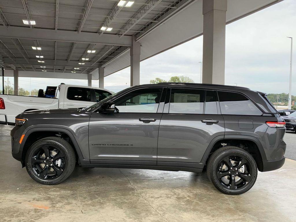 new 2025 Jeep Grand Cherokee car, priced at $41,675