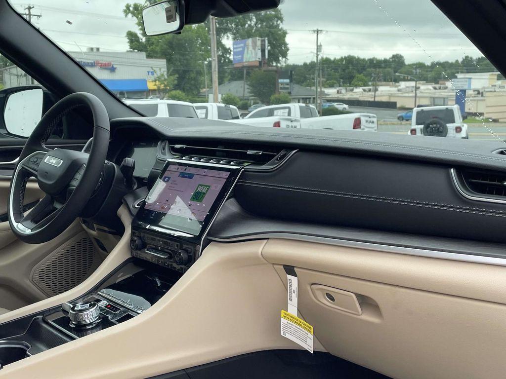 new 2025 Jeep Grand Cherokee car, priced at $40,301