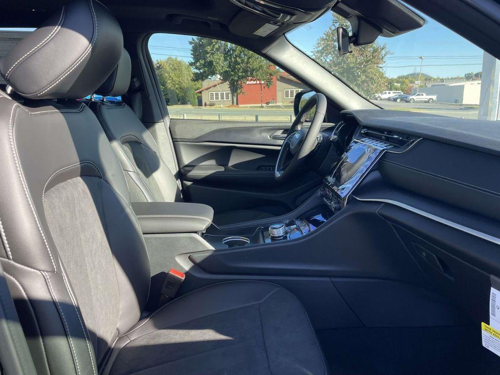 new 2025 Jeep Grand Cherokee L car, priced at $39,230