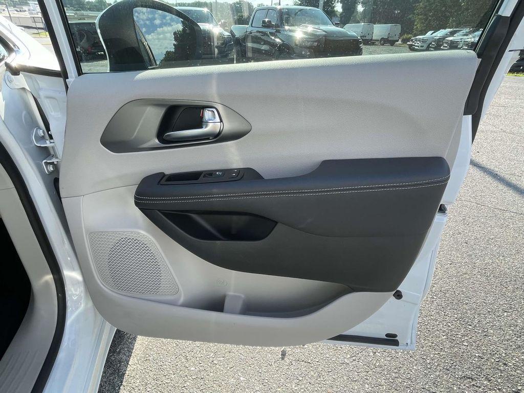 used 2023 Chrysler Pacifica car, priced at $33,000