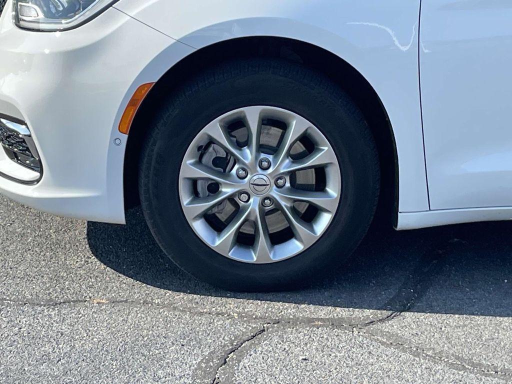 used 2023 Chrysler Pacifica car, priced at $33,000
