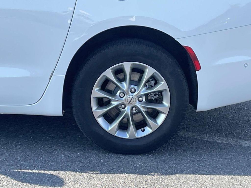 used 2023 Chrysler Pacifica car, priced at $33,000