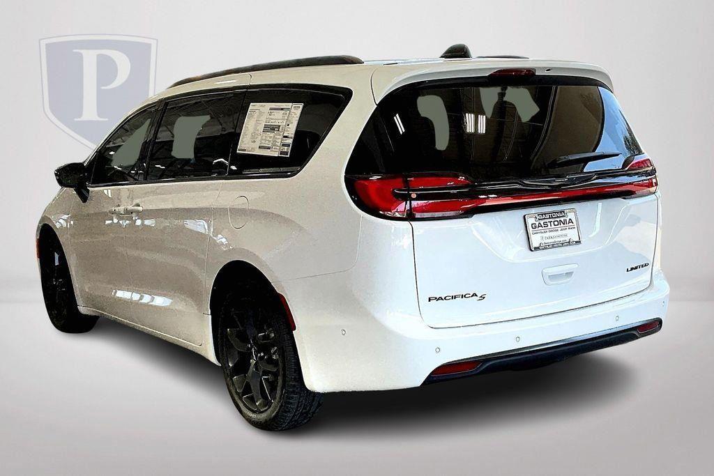 new 2024 Chrysler Pacifica car, priced at $45,915