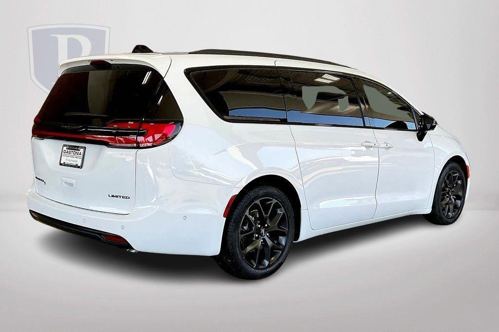 new 2024 Chrysler Pacifica car, priced at $45,915