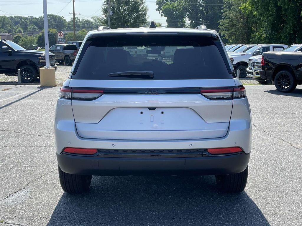 new 2025 Jeep Grand Cherokee car, priced at $40,980