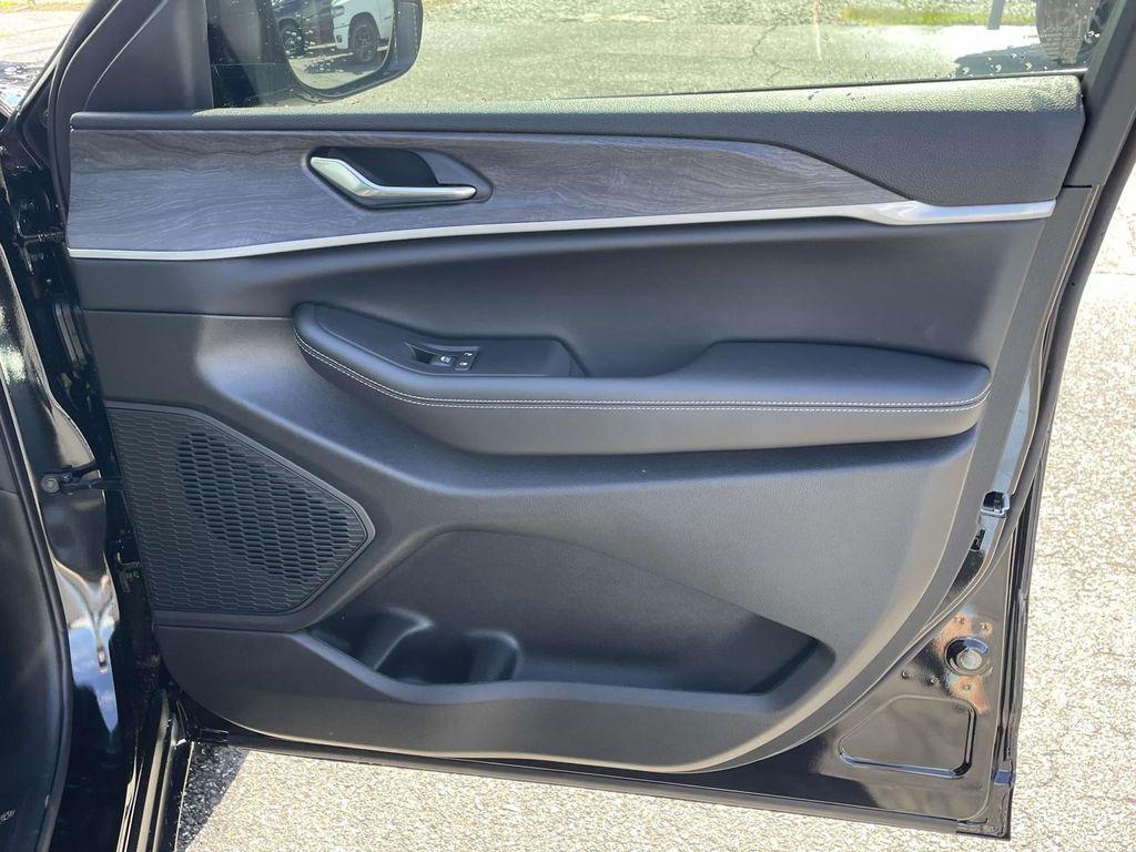 new 2025 Jeep Grand Cherokee car, priced at $46,816