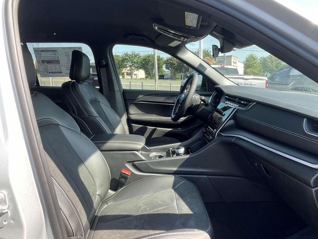 new 2025 Jeep Grand Cherokee car, priced at $42,920