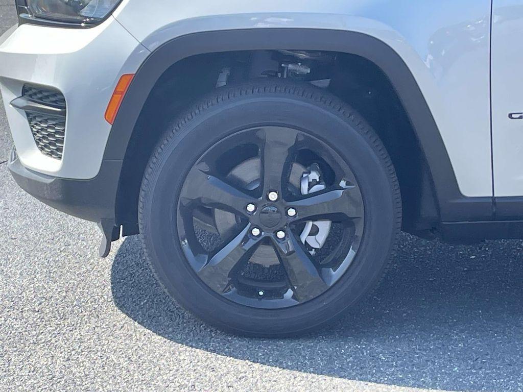 new 2025 Jeep Grand Cherokee car, priced at $42,920