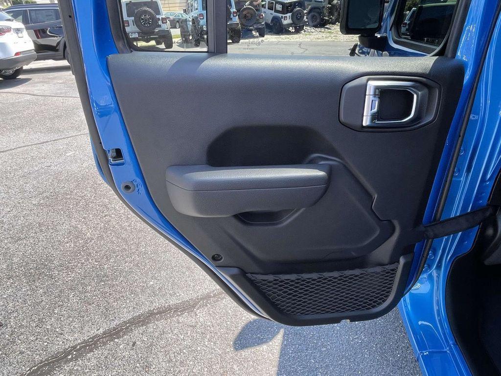 new 2025 Jeep Wrangler car, priced at $45,186