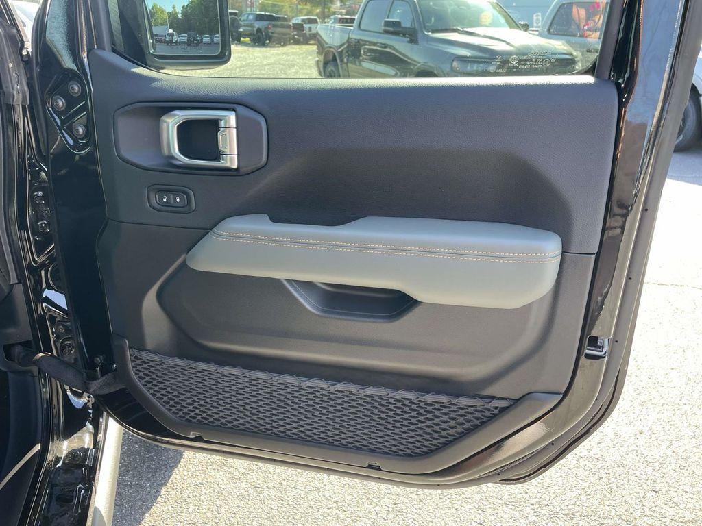 new 2025 Jeep Gladiator car, priced at $54,190