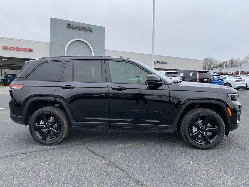 new 2025 Jeep Grand Cherokee car, priced at $39,925