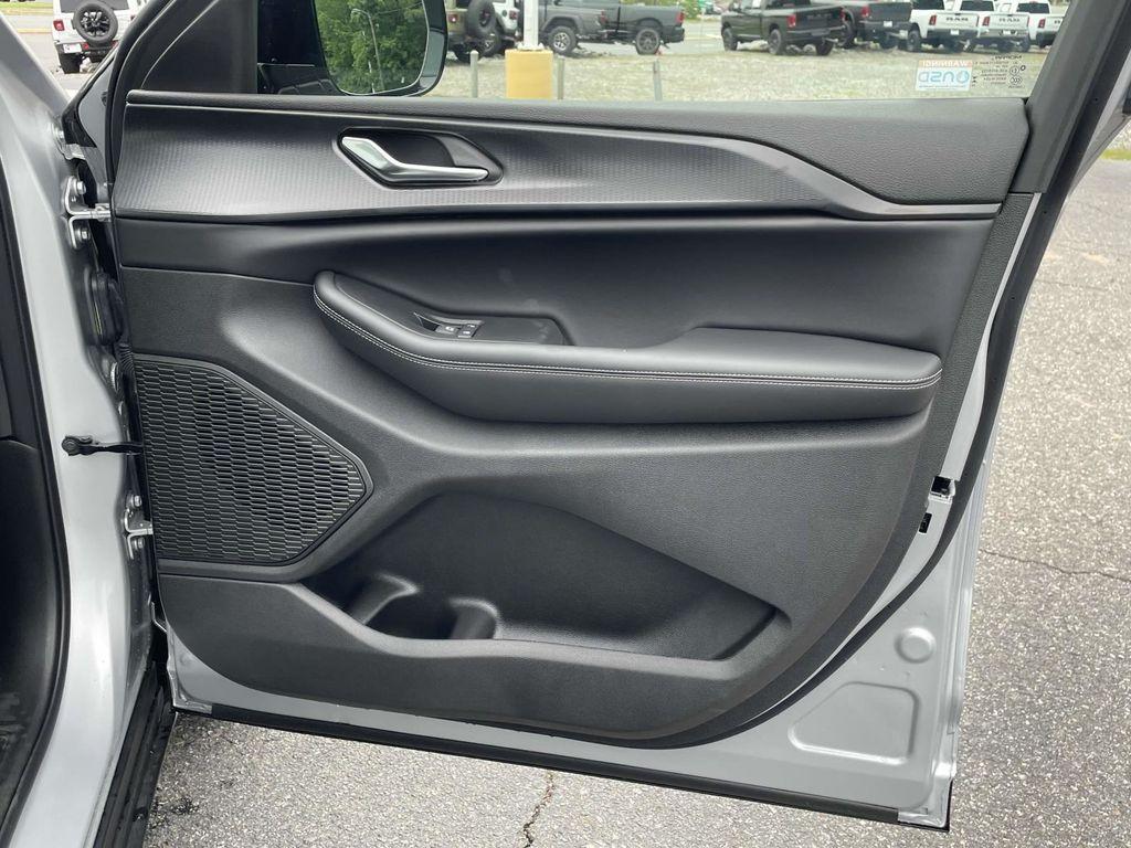 new 2025 Jeep Grand Cherokee L car