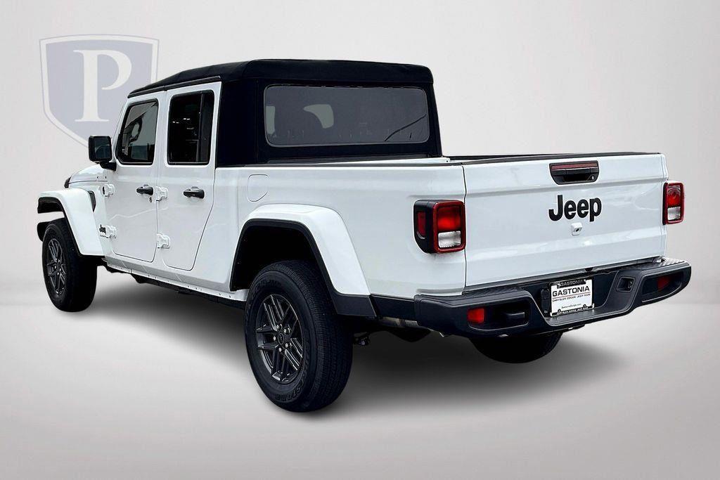 new 2024 Jeep Gladiator car, priced at $38,305