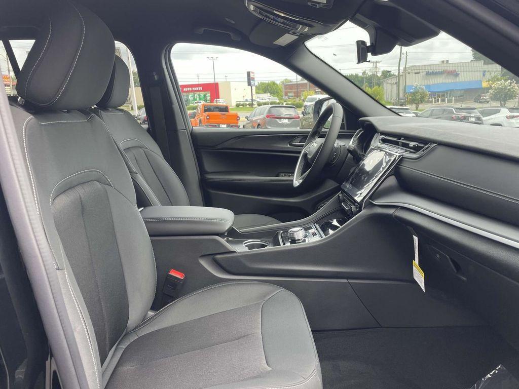 new 2025 Jeep Grand Cherokee L car, priced at $35,000