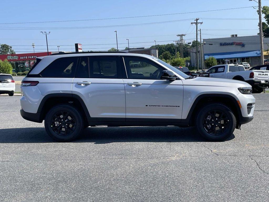new 2025 Jeep Grand Cherokee car, priced at $39,980