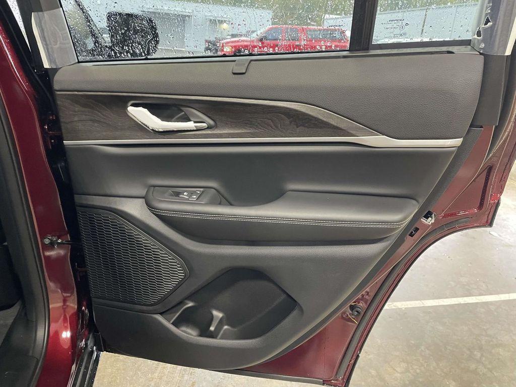 new 2025 Jeep Grand Cherokee car, priced at $48,405