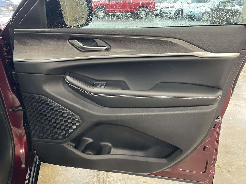 new 2025 Jeep Grand Cherokee car, priced at $48,405