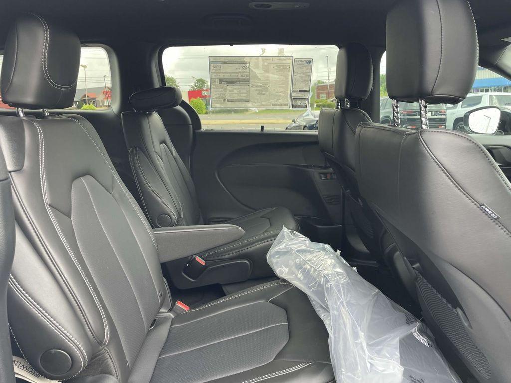 new 2025 Chrysler Pacifica car, priced at $40,752