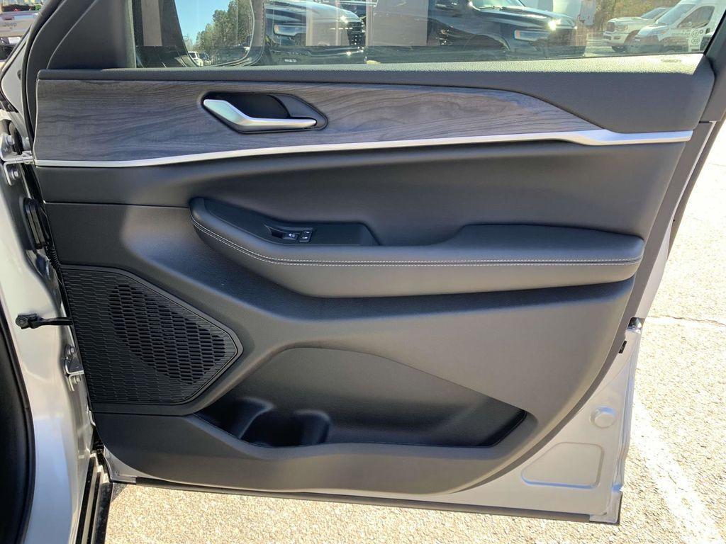 new 2025 Jeep Grand Cherokee car, priced at $49,205