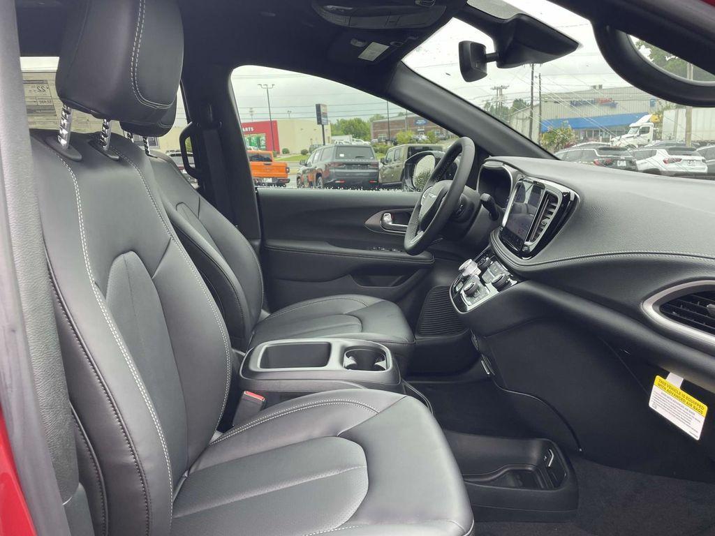 new 2025 Chrysler Pacifica car, priced at $43,970