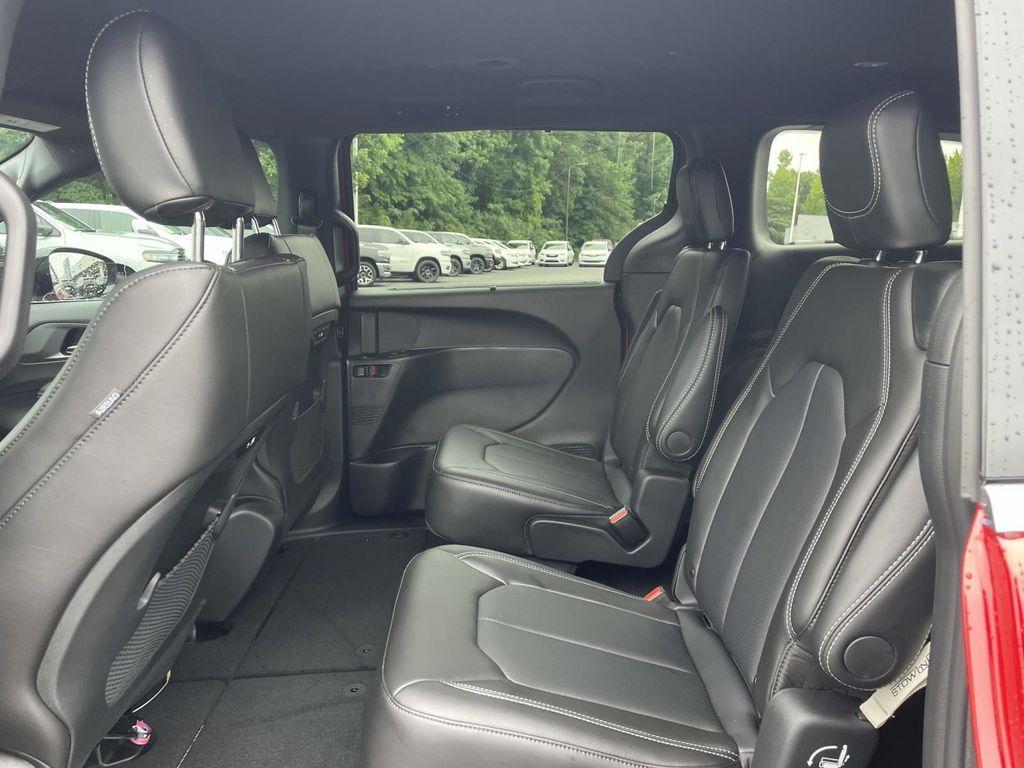 new 2025 Chrysler Pacifica car, priced at $43,970