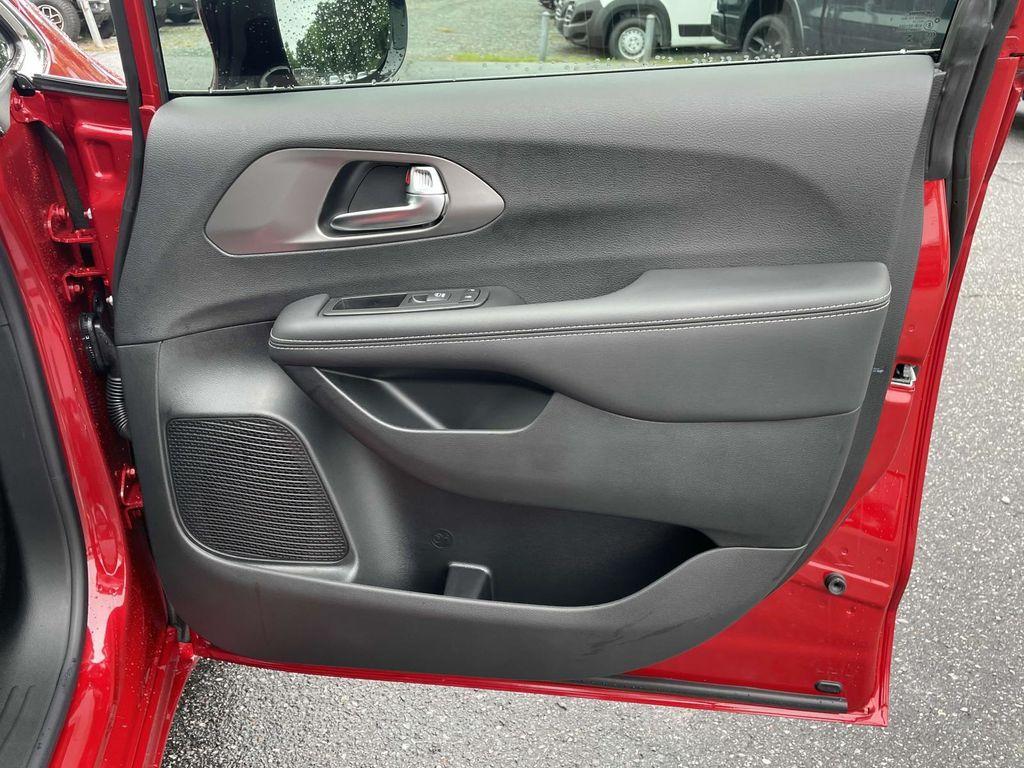 new 2025 Chrysler Pacifica car, priced at $43,970