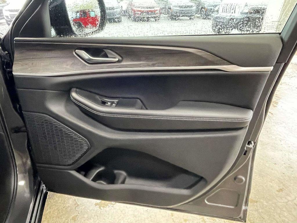 new 2025 Jeep Grand Cherokee car, priced at $48,405