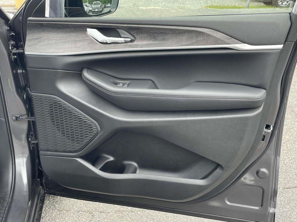 new 2025 Jeep Grand Cherokee car, priced at $40,896