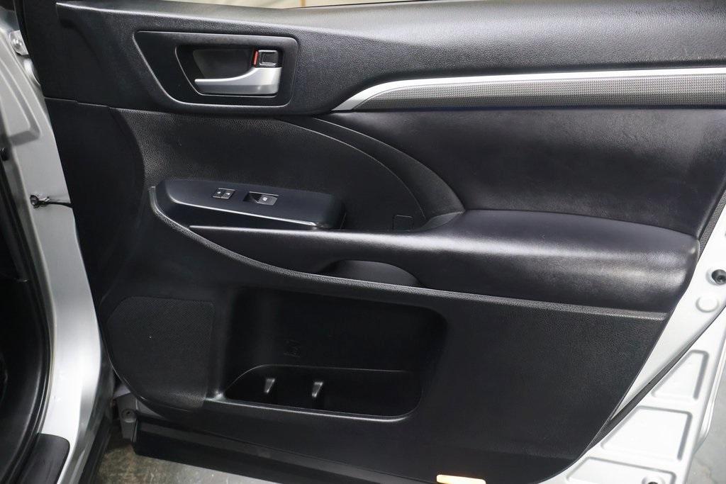 used 2019 Toyota Highlander car, priced at $28,995