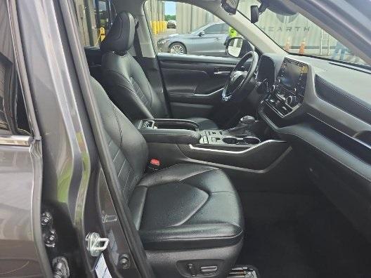 used 2020 Toyota Highlander car, priced at $30,995