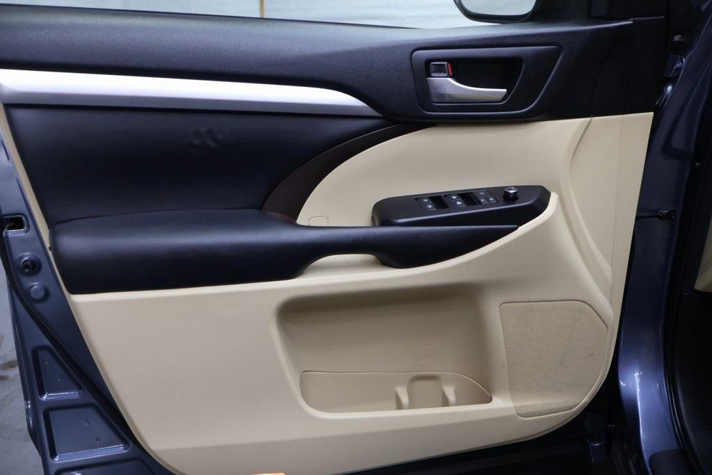 used 2015 Toyota Highlander car, priced at $22,995