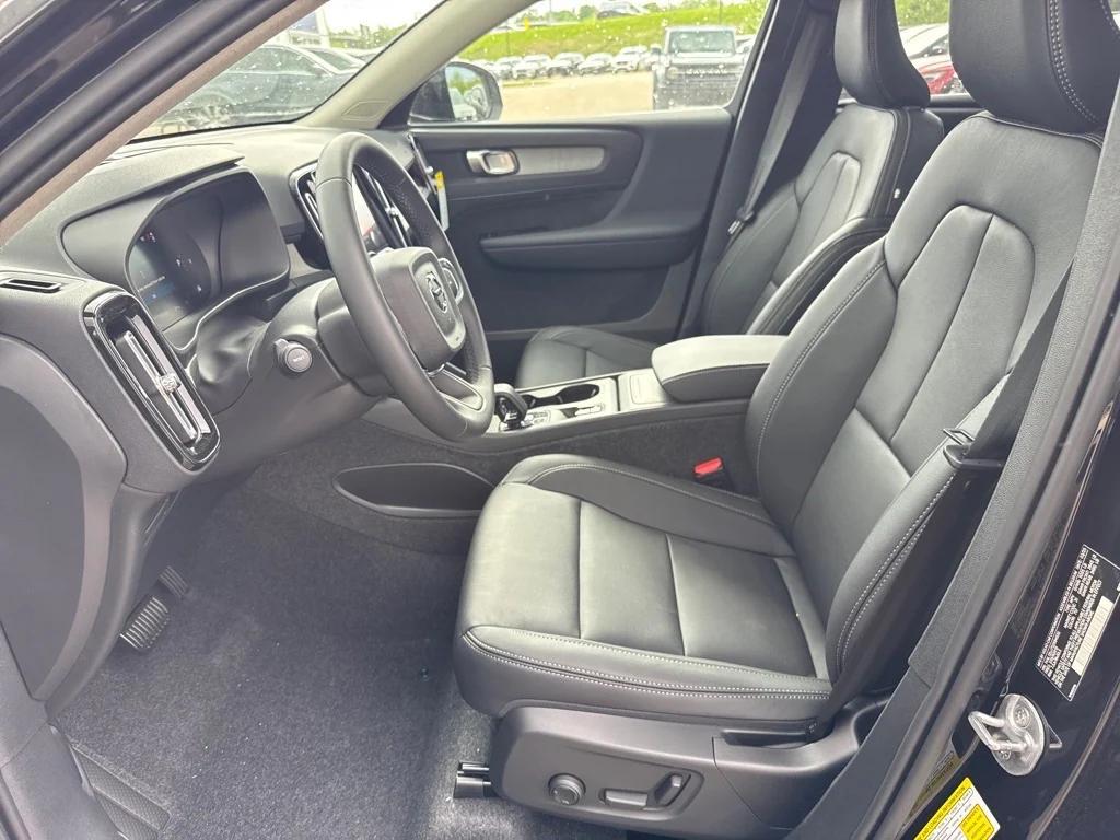 new 2025 Volvo XC40 car, priced at $46,035